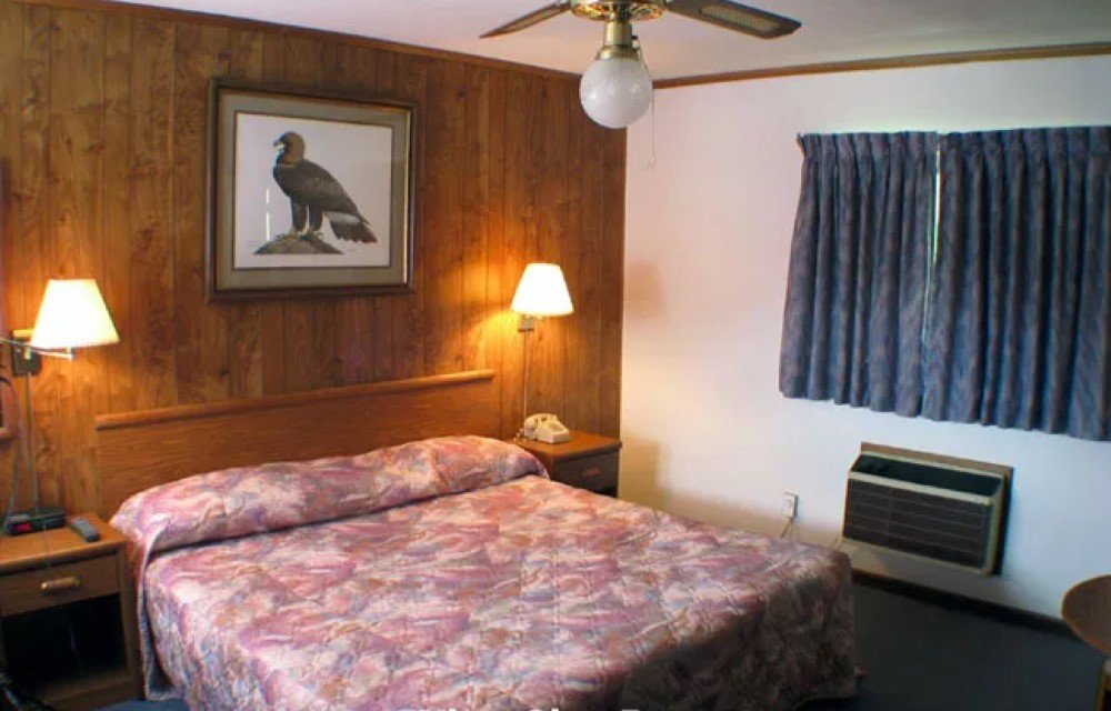 Four Seasons Lodge - King Room