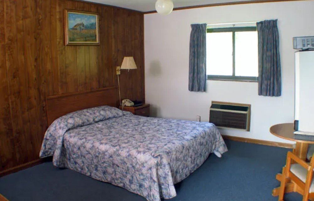 Four Seasons Lodge - Queen  Room